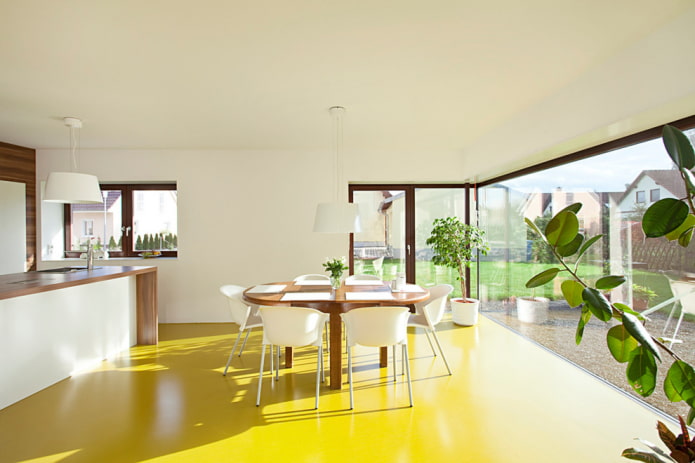 dzeltens linolejs virtuves interjerā