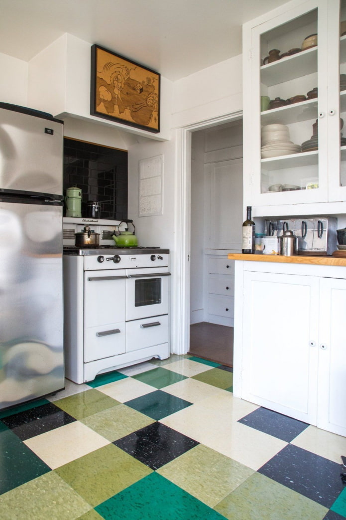 linoleum s geometrickými vzormi v interiéri kuchyne