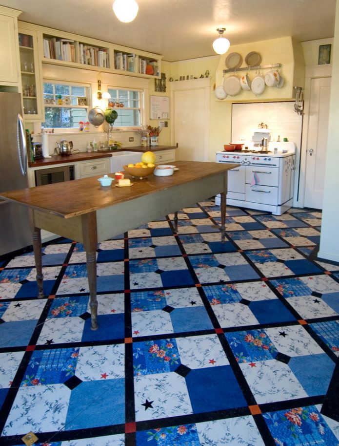 Blå patchwork på gulvet