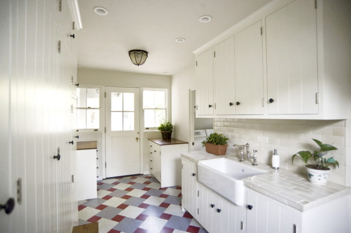 Valkoinen keittiö värillisellä lattialla