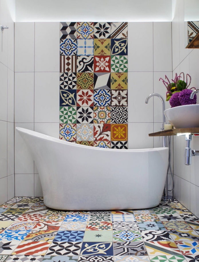 Bilik mandi dengan linoleum pelbagai warna