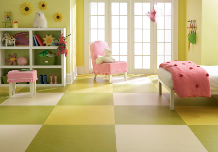 linoleum på gulvet i det indre af børnehaven