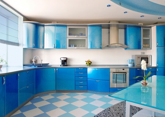 مشمع باللونين الأزرق والأبيض في المطبخ