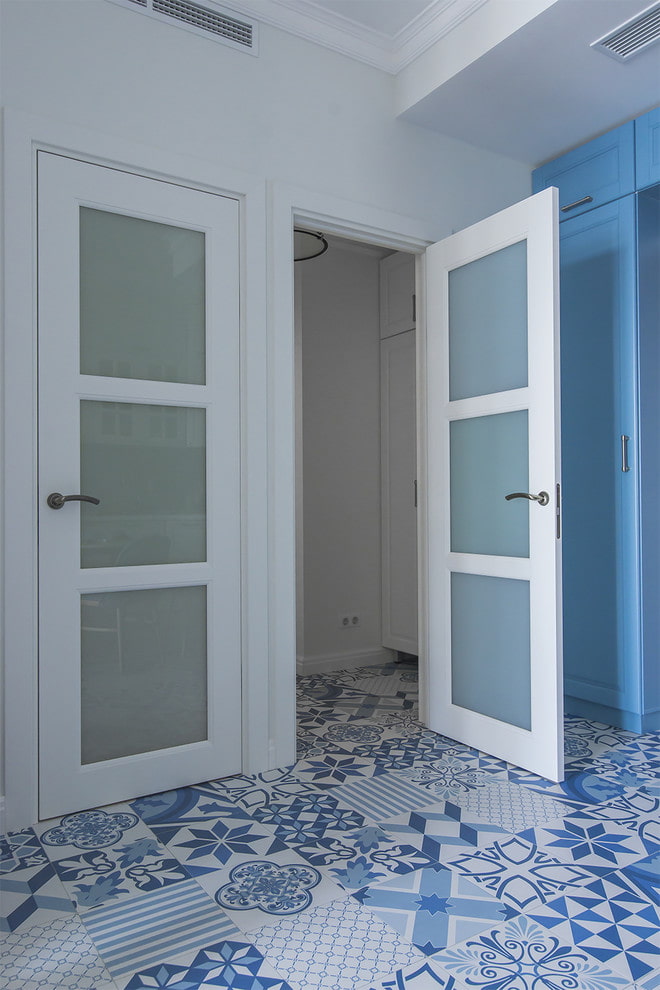 modré a bílé linoleum na chodbě