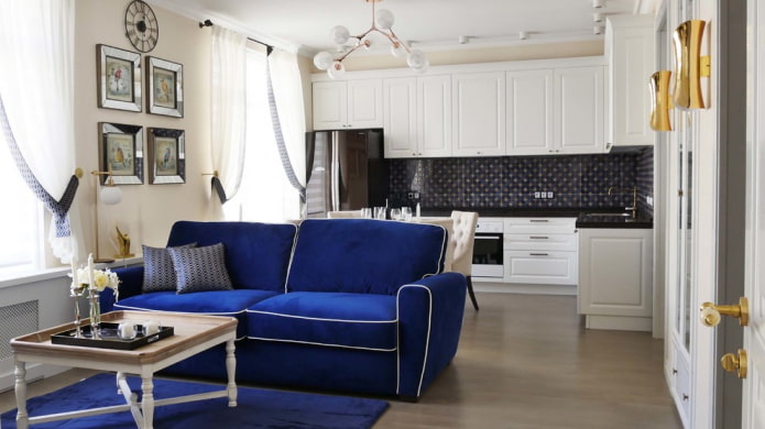 modrá pohovka v interiéru kuchyně a obývacího pokoje