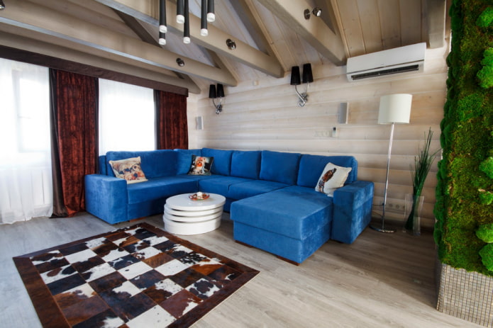 interjerā liels zils dīvāns