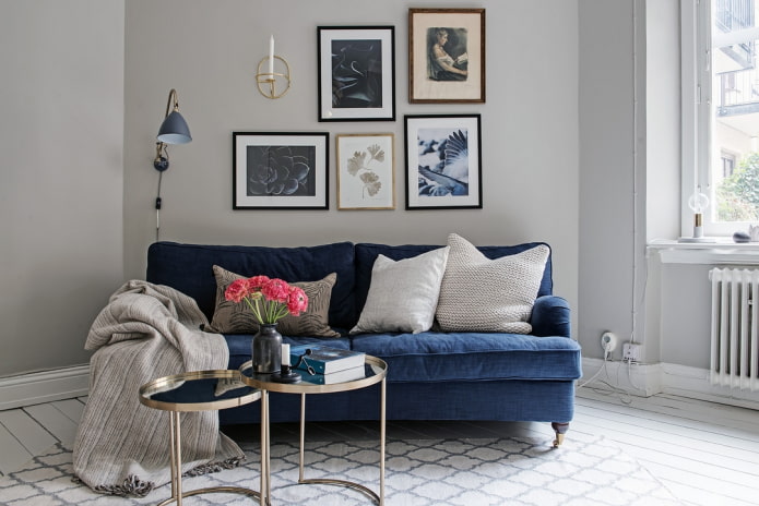 mėlyna sofa kartu su pagalvėmis