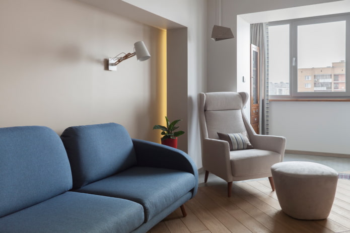 ghế sofa màu xanh kết hợp với một chiếc ghế bành