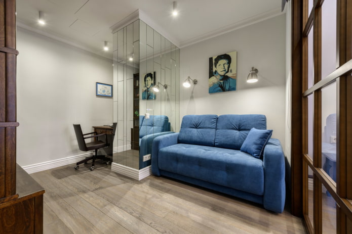 sininen sohva toimiston sisätiloissa