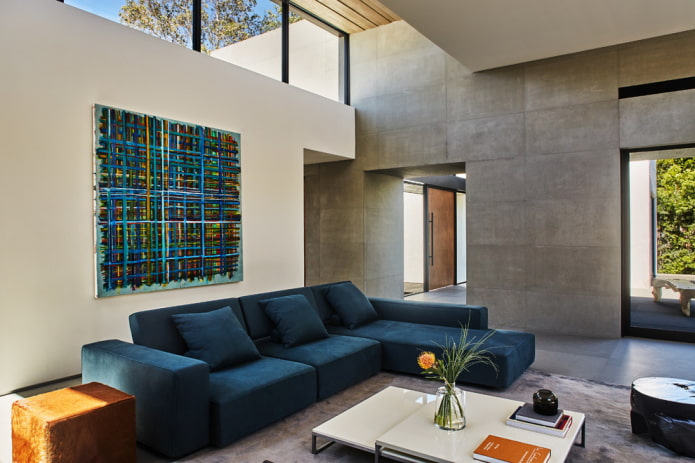 modrá modulární pohovka v interiéru