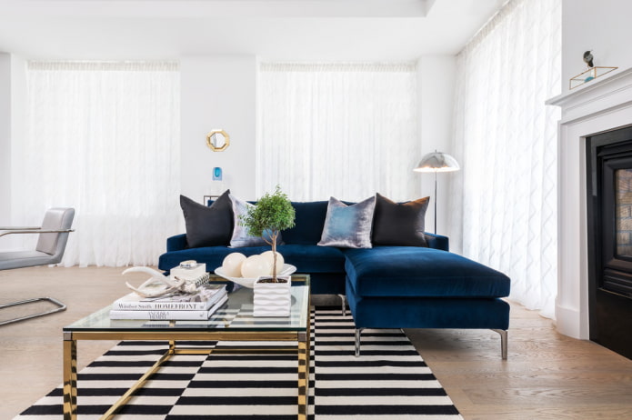 blå sofa kombineret med gardiner