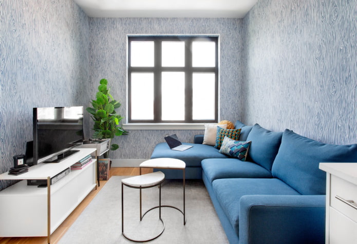 modrá pohovka v interiéri obývacej izby