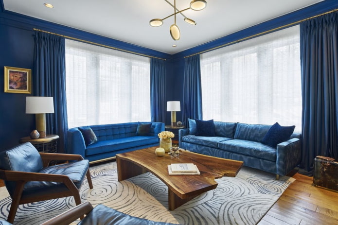 zili dīvāni apvienojumā ar paklāju