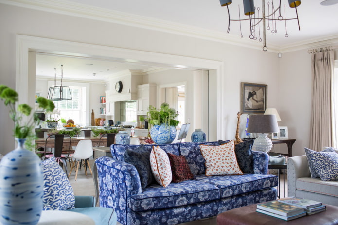 sofà blau amb tapisseria estampada