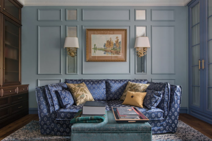 sofà blau amb tapisseria estampada