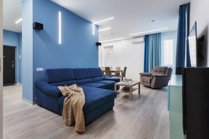 modernaus stiliaus mėlyna sofa
