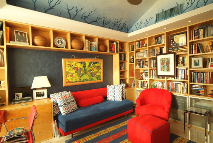 синьо-червен диван в интериора