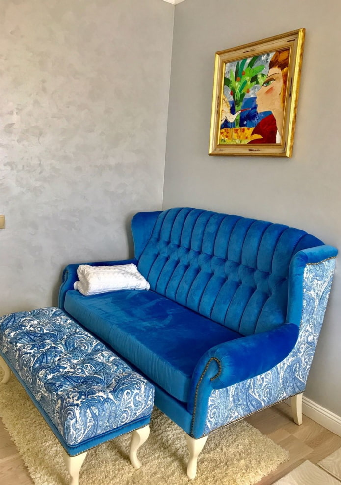 sofa biru dengan sisipan