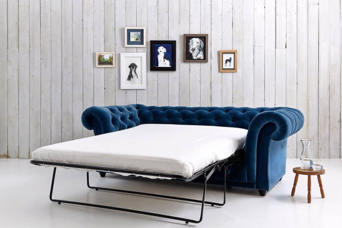 mėlyna sofa-lova interjere