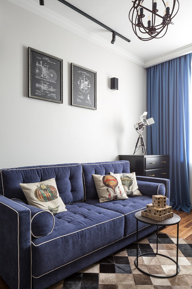 blå sofa med rør
