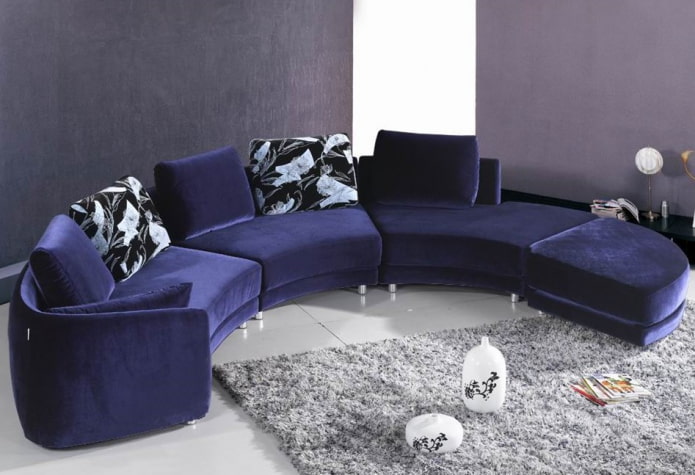 ghế sofa hình bán nguyệt màu xanh trong nội thất