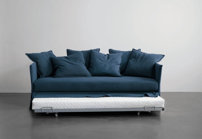 sofa dilancarkan berwarna biru di pedalaman