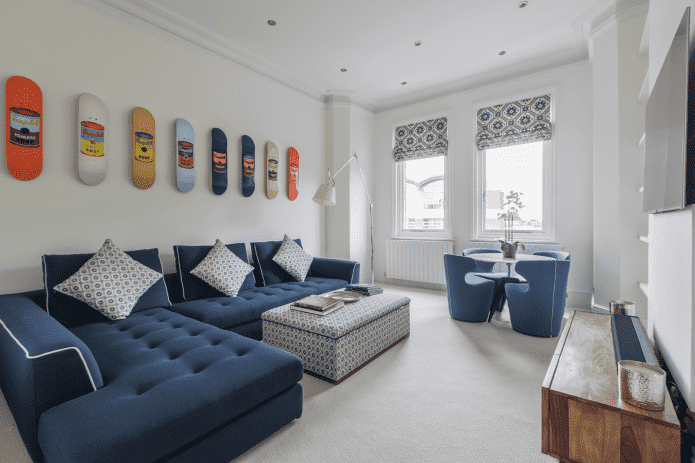 interjere mėlyna kampinė sofa