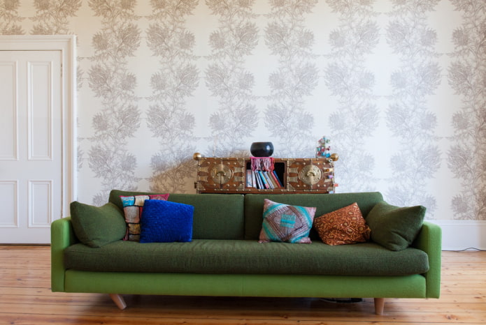 sofa med polstring af grønt stof i interiøret