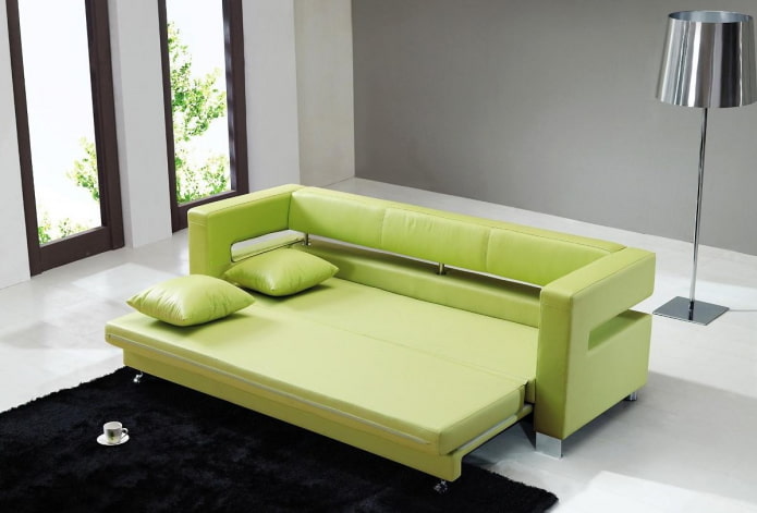 sofà desplegable de color verd a l'interior