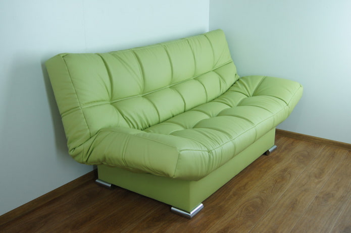 ghế sofa nhấp chuột màu xanh lá cây trong nội thất