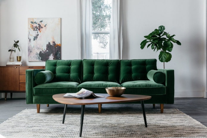 sofà de color verd fosc a l'interior