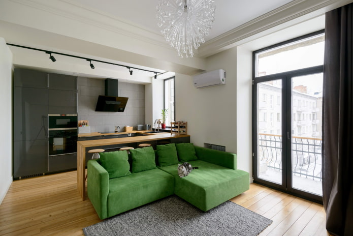 zelená pohovka v interiéru kuchyně-obývací pokoj