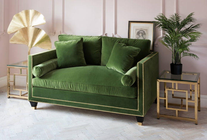 ghế sofa nhỏ màu xanh lá cây trong nội thất