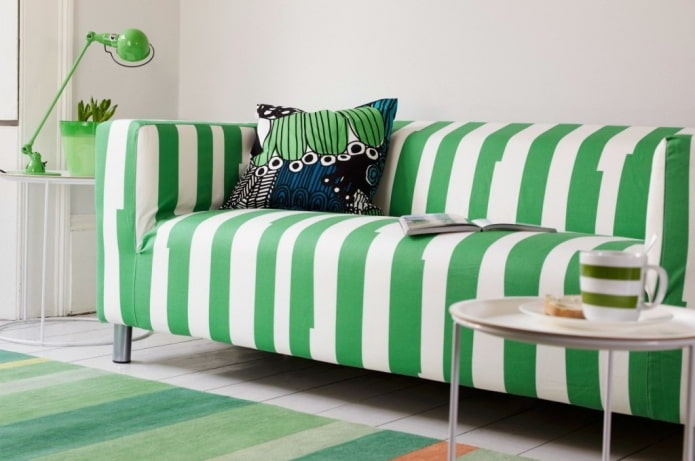 sisustus vihreällä verhoilulla raidallisella sohvalla
