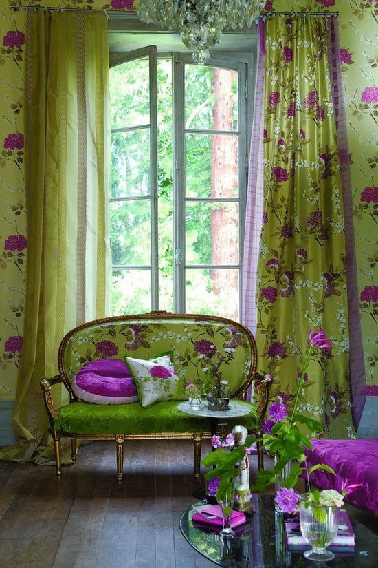 sofa betrukket med grønt med blomster i interiøret