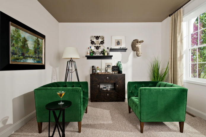 ghế sofa màu xanh lá cây có chân trong nội thất