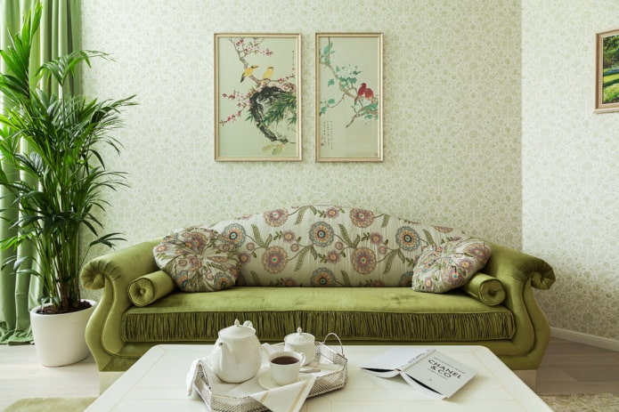 ghế sofa bọc màu xanh lá cây với hoa trong nội thất