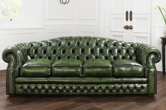 sofa z zieloną skórzaną tapicerką we wnętrzu