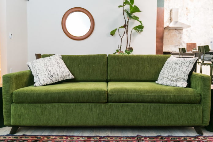iç mekanda yeşil kumaş döşemeli kanepe