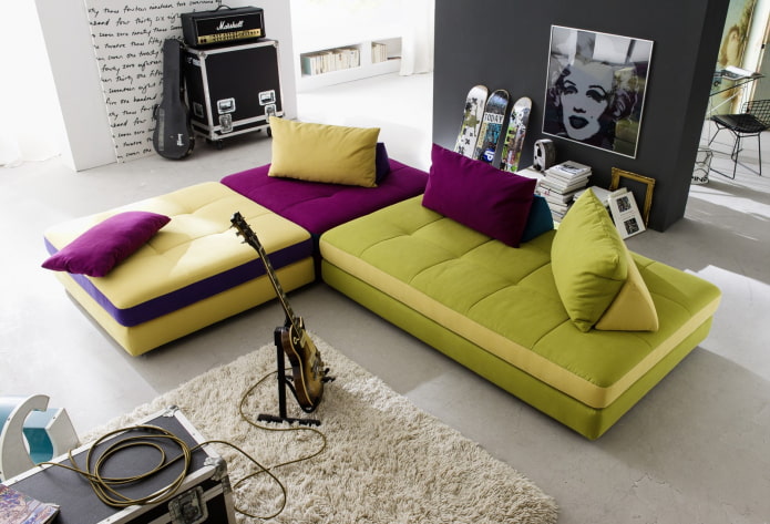 sofa ungu-hijau di kawasan pedalaman