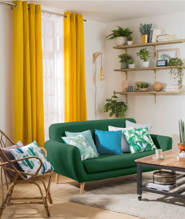 ghế sofa màu xanh lá cây kết hợp với rèm cửa