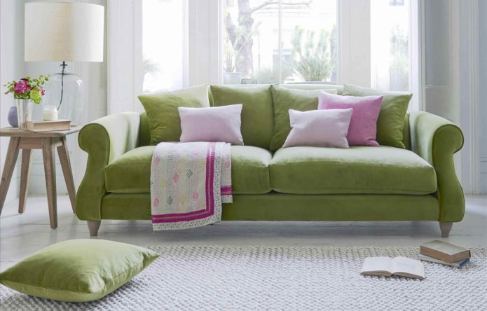 žalia sofa kartu su pagalvėlėmis