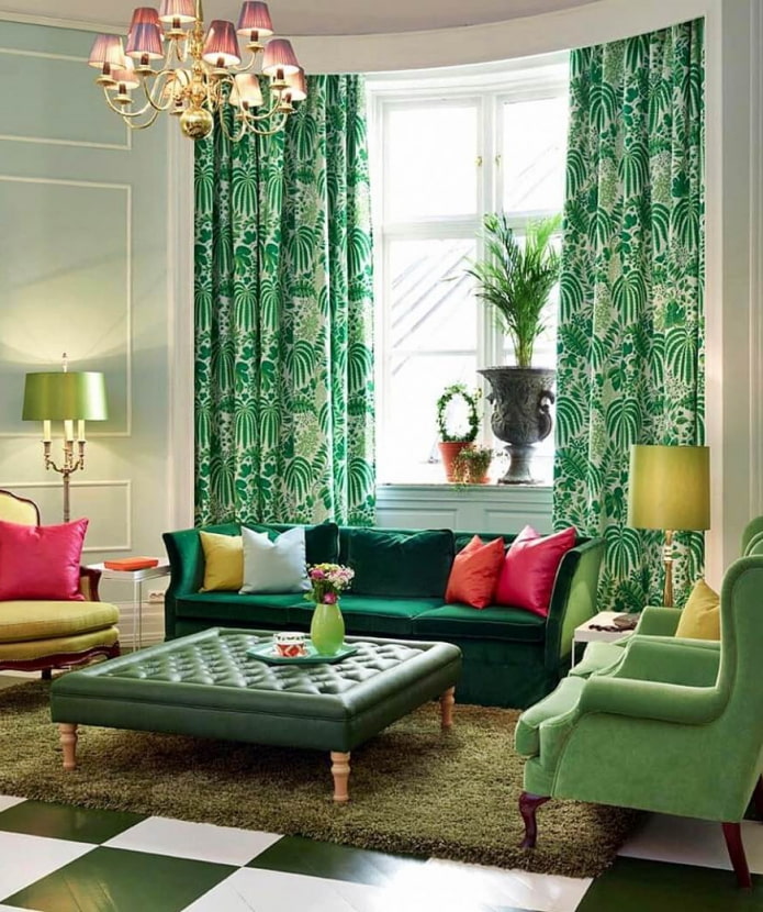 зелен диван, съчетан със завеси