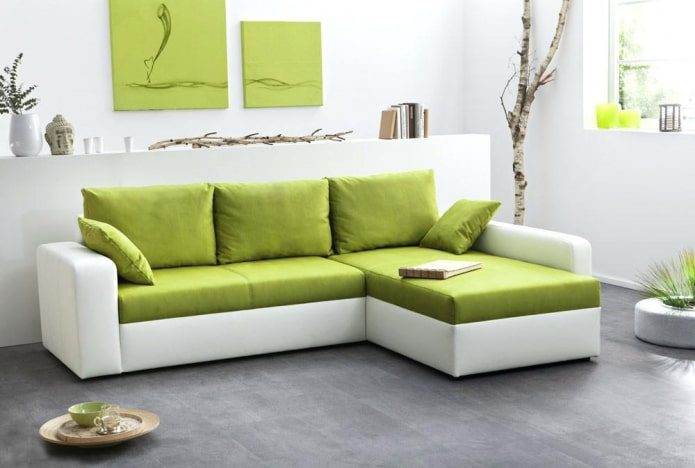 sisätiloissa valkoinen-vihreä sohva