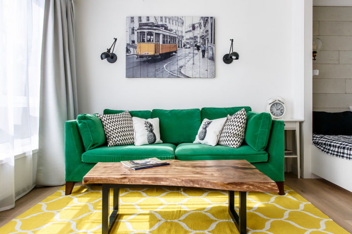 πράσινος καναπές σε συνδυασμό με χαλί