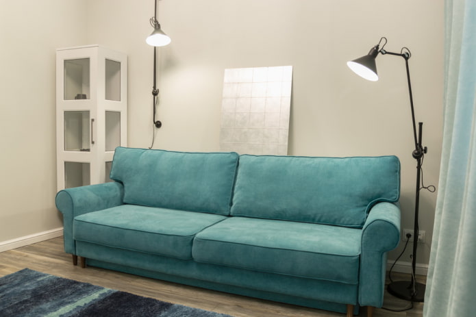 taisns dīvāns tirkīza krāsā interjerā