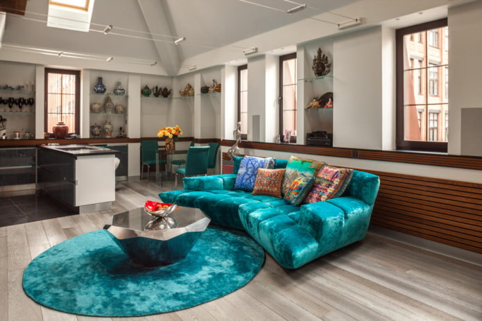 canapea cu tapițerie din țesătură de culoare turcoaz la interior