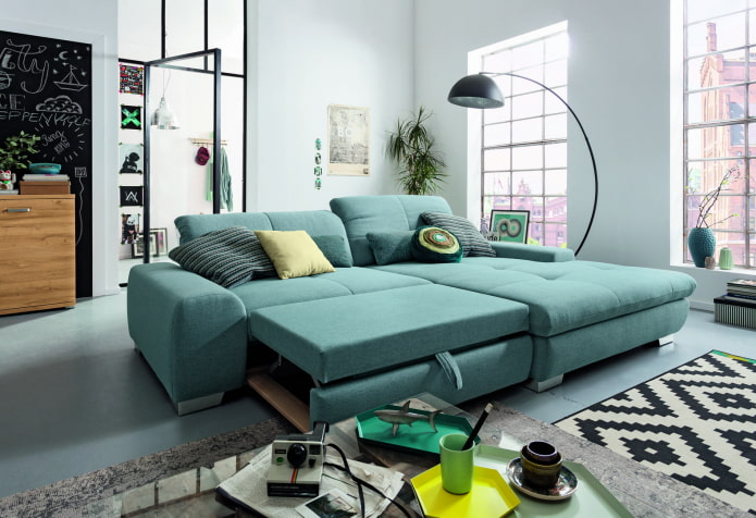 sofà plegable de color turquesa a l'interior
