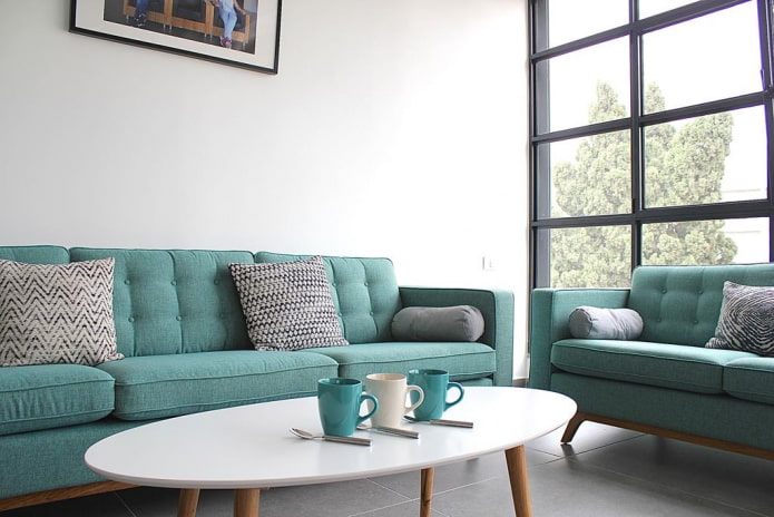 sofa dengan pelapis kain dalam warna pirus di bahagian dalam