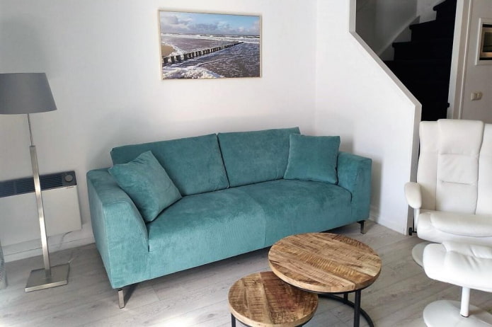 ghế sofa thẳng màu xanh ngọc trong nội thất